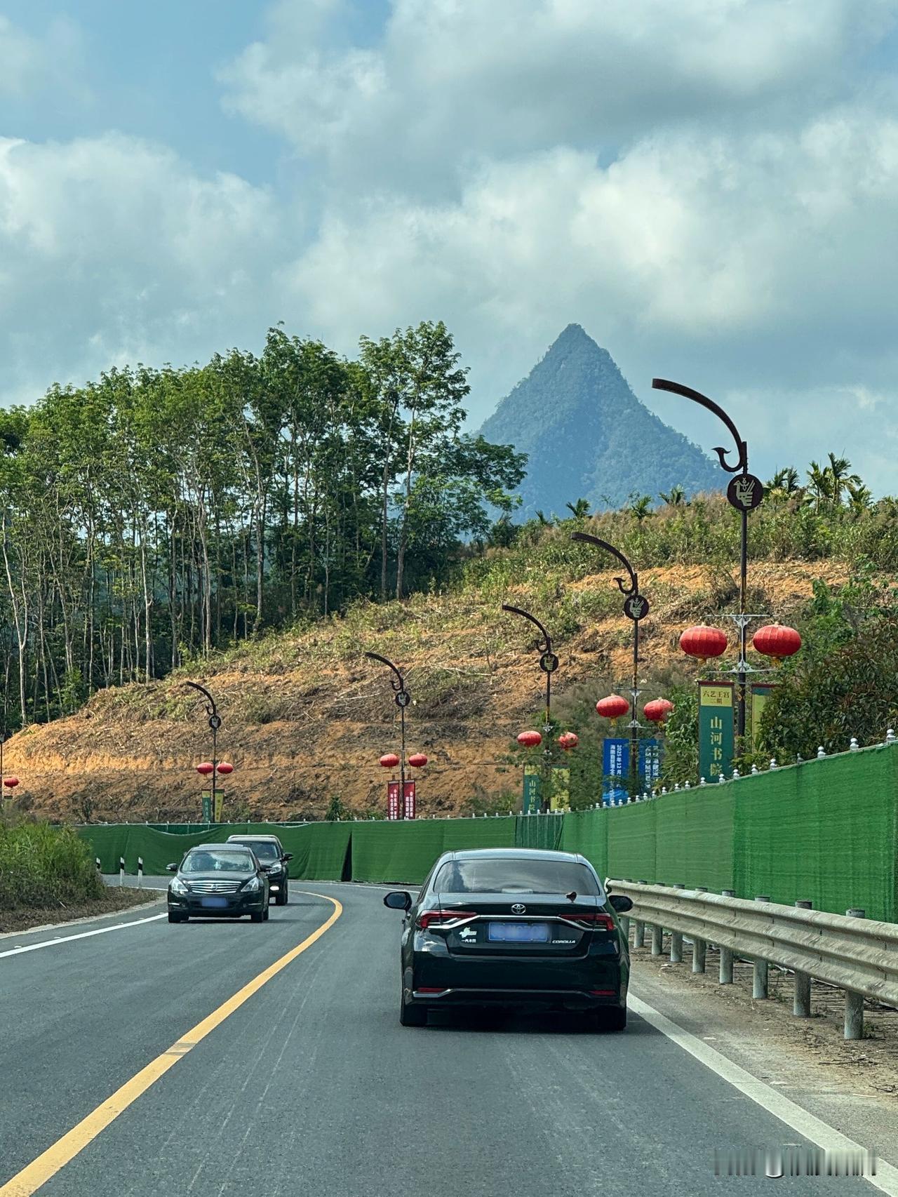 从五指山到三亚的高速路上，一座三角形的高大的山峰，随着路线的行进在视野里忽隐忽现