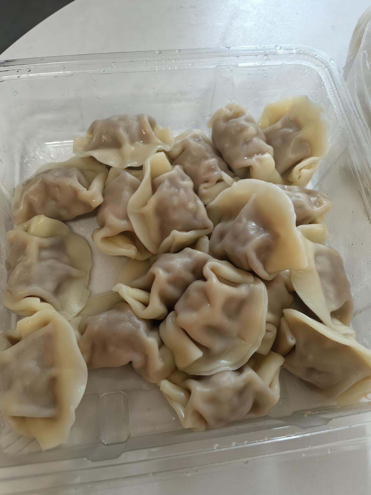 今天冬至了。我和老公来上海第四天，今天决定看望老公姑妈。

老公说，陪着爸看病没