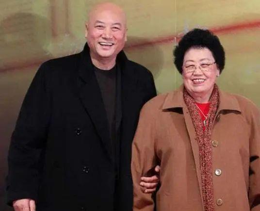 一次，迟重瑞在访谈节目中说：“妻子陈丽华是满族正黄旗，她们家规矩多，她没上桌不能