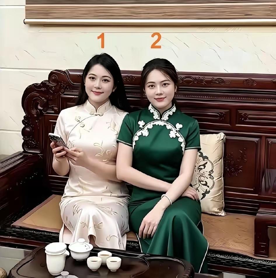 母女俩合影，妈妈38岁，女儿18岁，你能看出来哪个是妈妈，哪个是女儿吗？