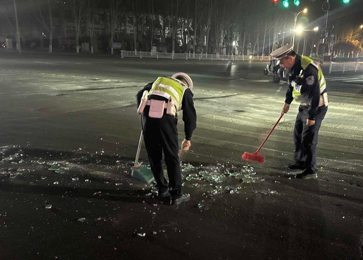 【荧光绿变身“清障侠”！】3月24日22时许，登封交警在颍河路与阳城路口夜间巡逻