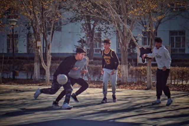 为什么越来越多新疆年轻人更“去宗教化”？

近年来，越来越多新疆年轻人在生活中呈