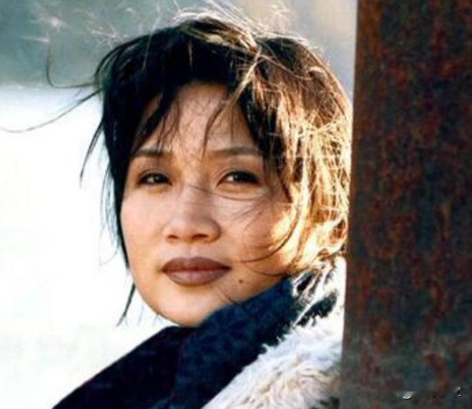 2000年，姜昆在国外偶遇已经出家的李娜，出于好奇，姜昆问她：“你到底为什么出家