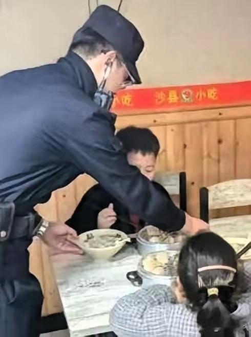 破防泪目！浙江杭州9岁男孩带7岁妹妹饿到报警，单亲网约车爸爸赶长途单忘了留钱。