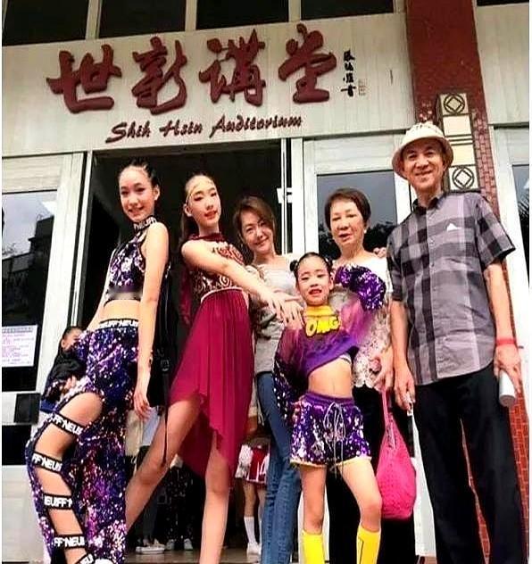 小S这是要全家进军娱乐圈？大女儿留学不忘拍戏，二女儿16岁就接代言，最小的也展现