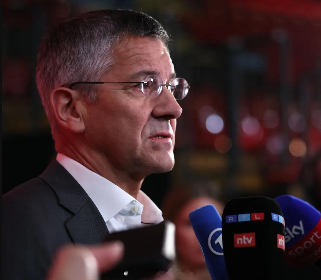 海纳在接受德国天空体育采访时谈到了乌帕梅卡诺的未来问题。海纳说：“我乐观可以和他