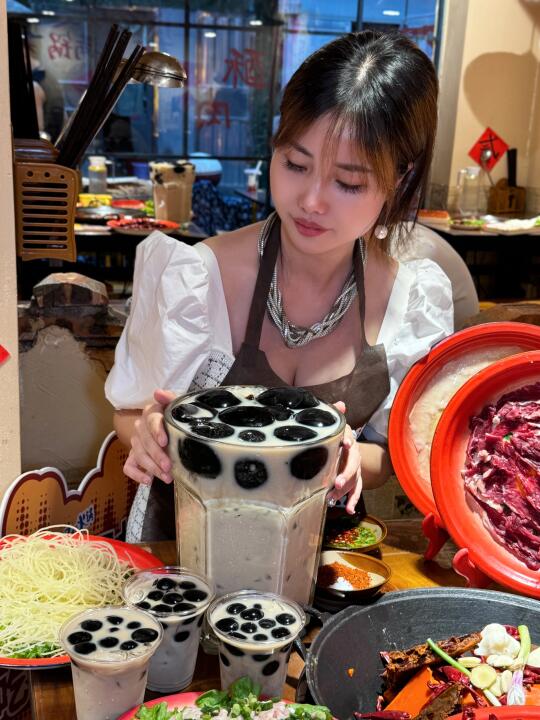 在重庆火锅店，终于喝上了巨型奶茶！