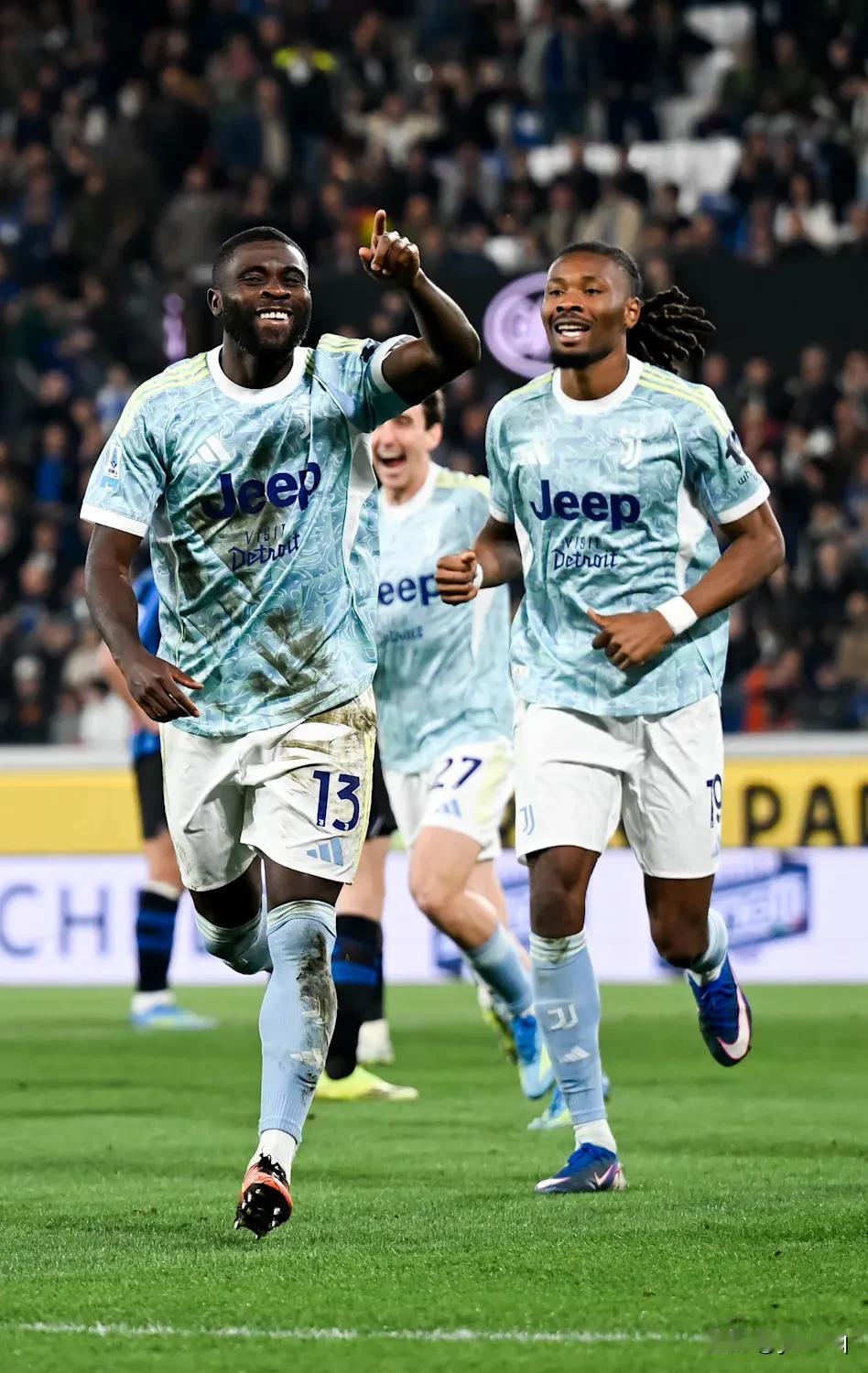 第32轮焦点战尤文图斯客场1:0惊险拿下亚特兰。

下半场第48分钟伊尔迪兹右路