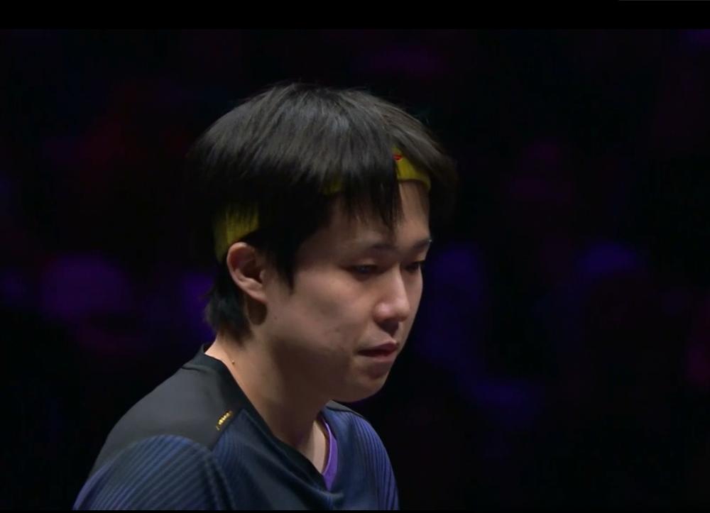 别骂王楚钦了，你让他怎么打？一年500局比赛，后背疼得弯不下腰，赛前热身直接动不