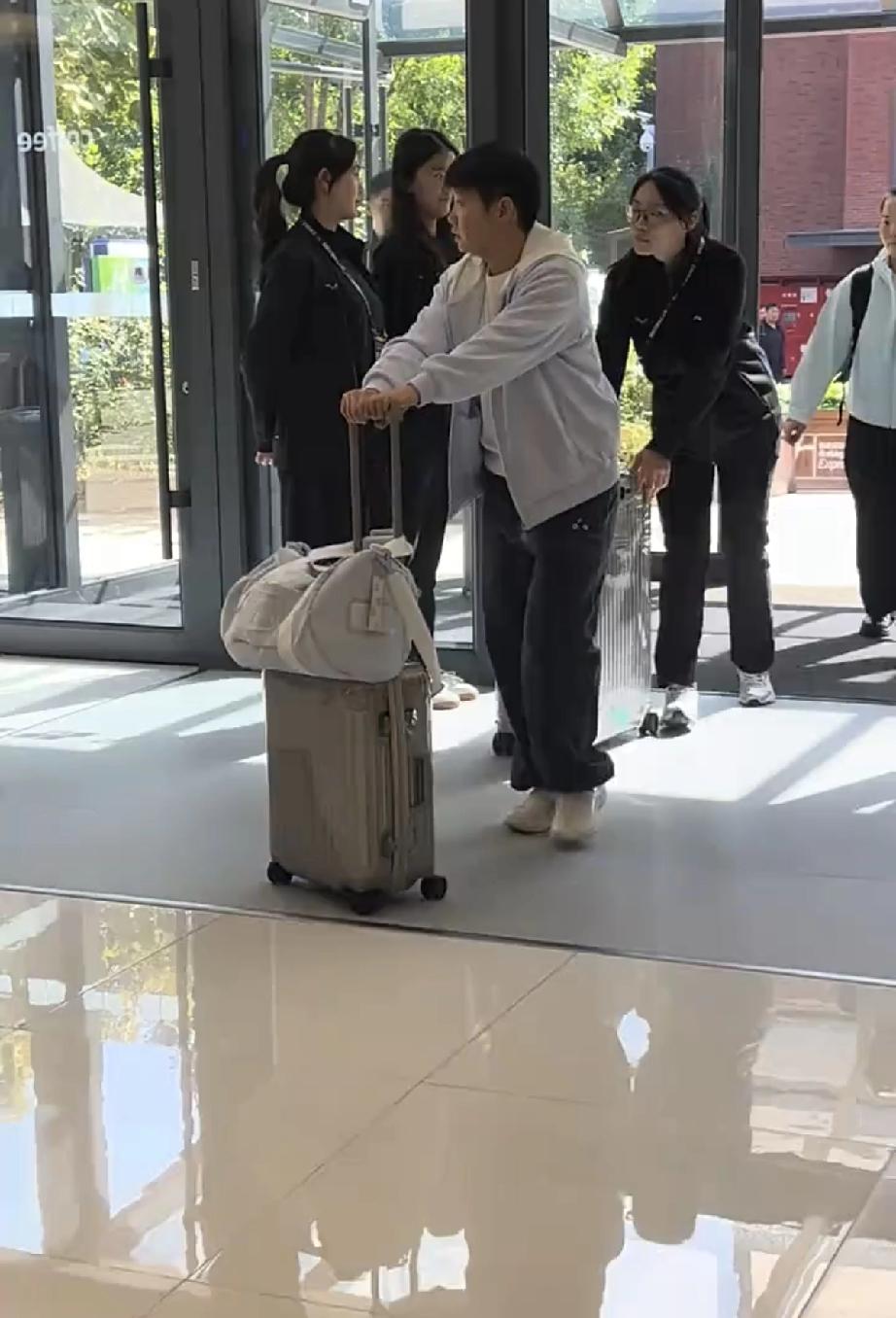 看到莎莎人，任姐，还有佳佳入驻首钢园了，
虽然我们很担心莎莎的健康，但是看到任姐