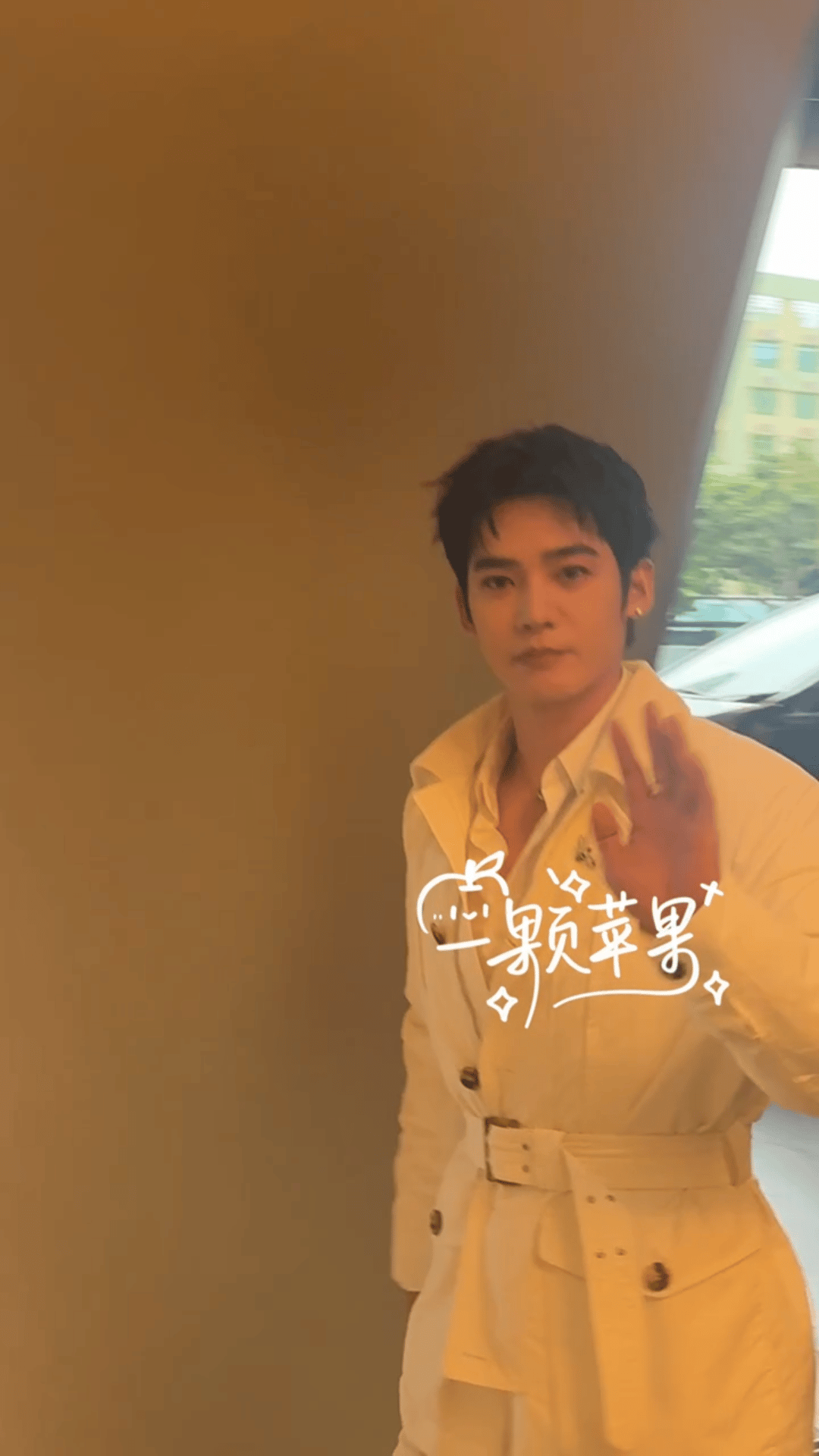 于适澳门水舞间活动路透，今天是白色束腰西装 ​​​