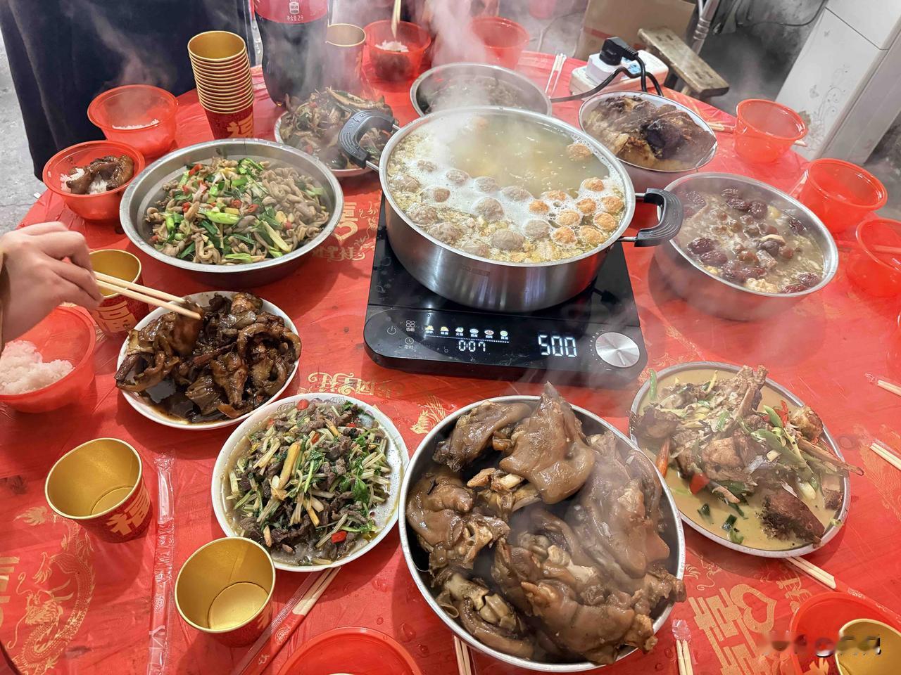 大年初二回娘家，推开门就被这桌硬菜撞了个满怀！

没有精致的摆盘，全是沉甸甸的大