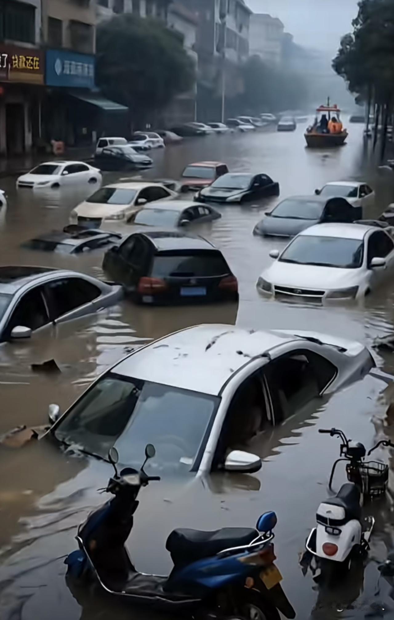 这几天，多了一些“泡水车”。

老天爷什么时候学会了《道德经》：“天地不仁 ；以