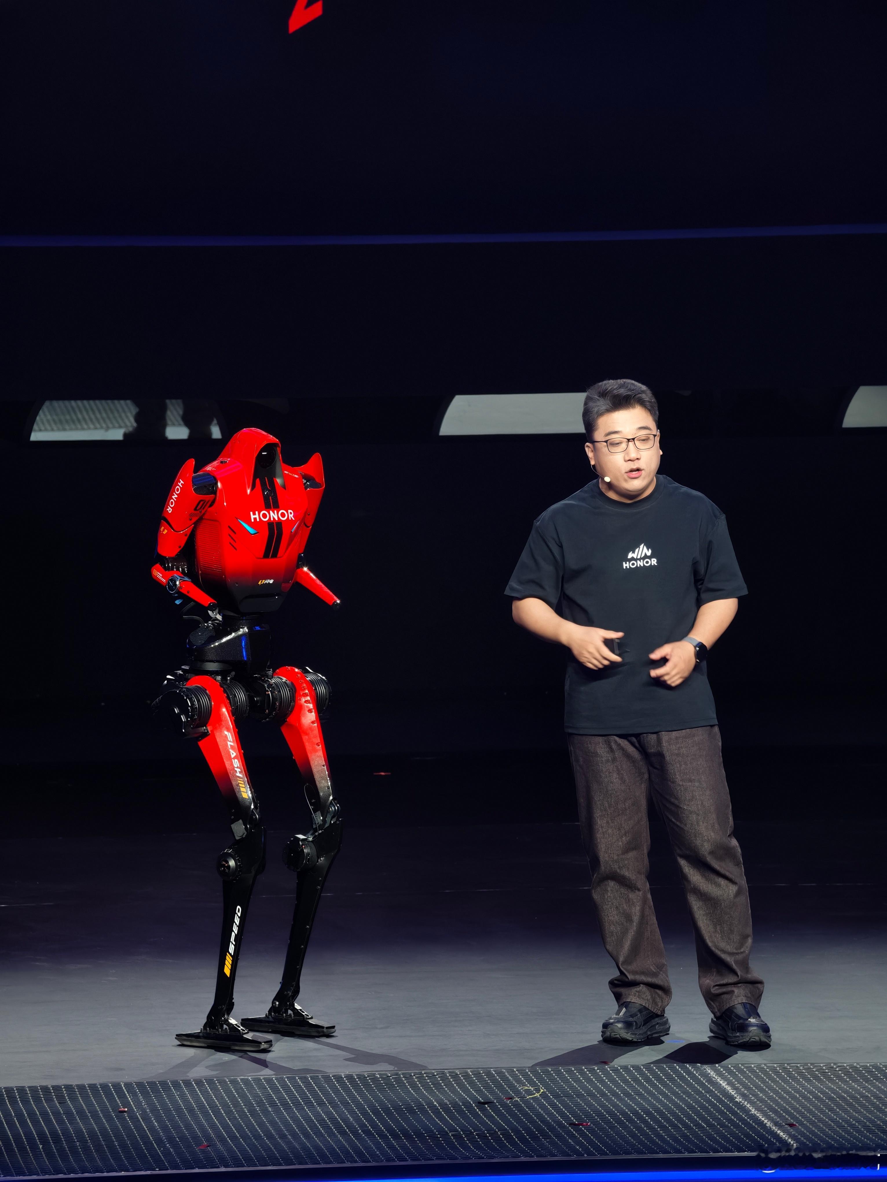 荣耀闪电也来捧场了，这就是前几天在北京亦庄机器人半马夺冠的那台。荣耀WIN游戏本