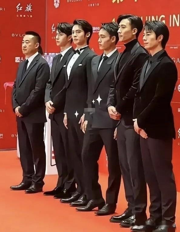 这些男明星一个比一个高，身高182的于适站在舞台上，竟然不是最高的一个，不过我觉