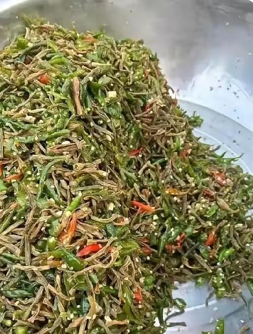 有一个工厂能够连续一周吃这种菜，而且那里只有一个菜，这种菜呈然下饭，但也不能天天
