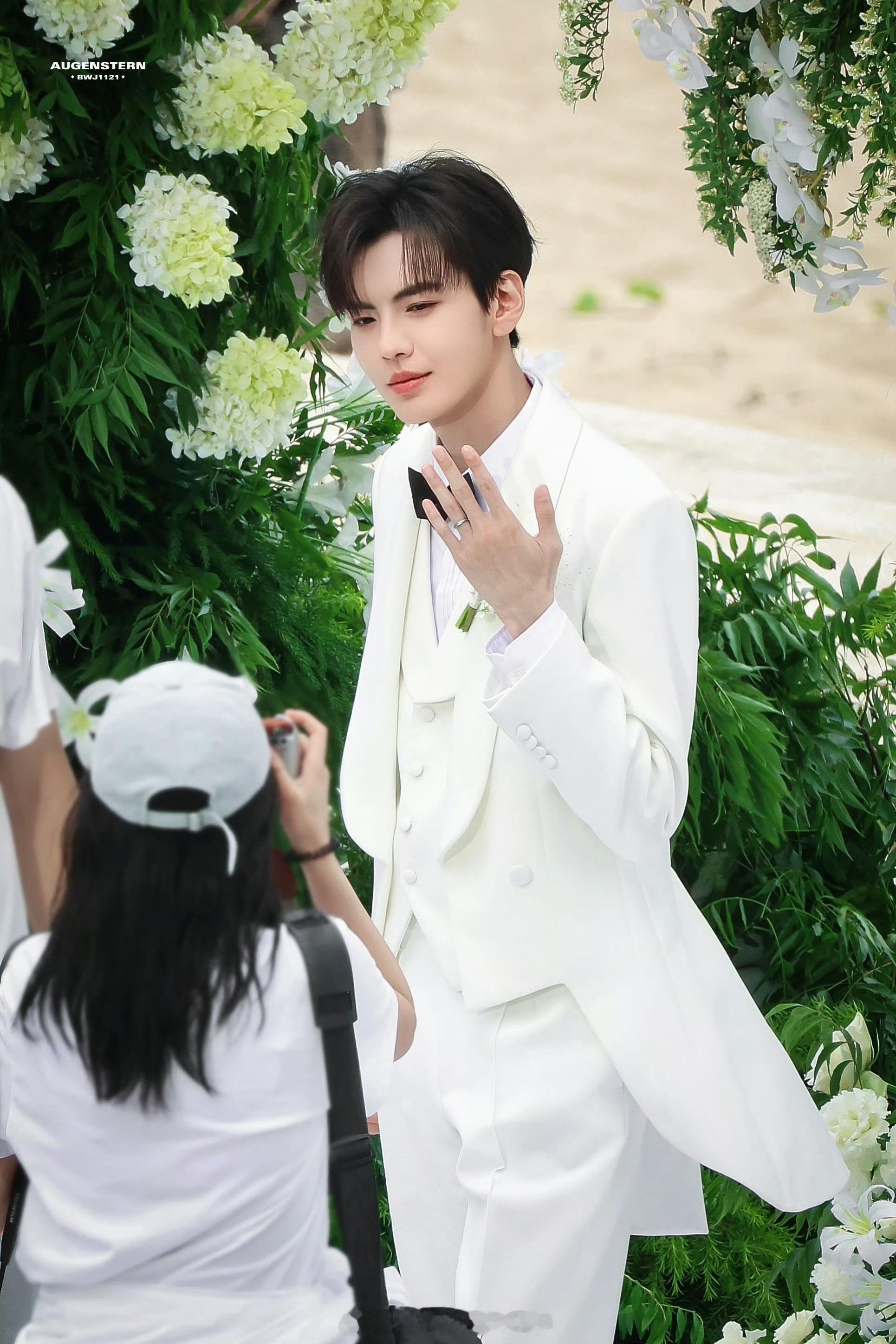 毕雯珺又请客了，请《黎明前他会归来》剧组喝霸王茶姬，还画了小鲨鱼又帅又大方的社长