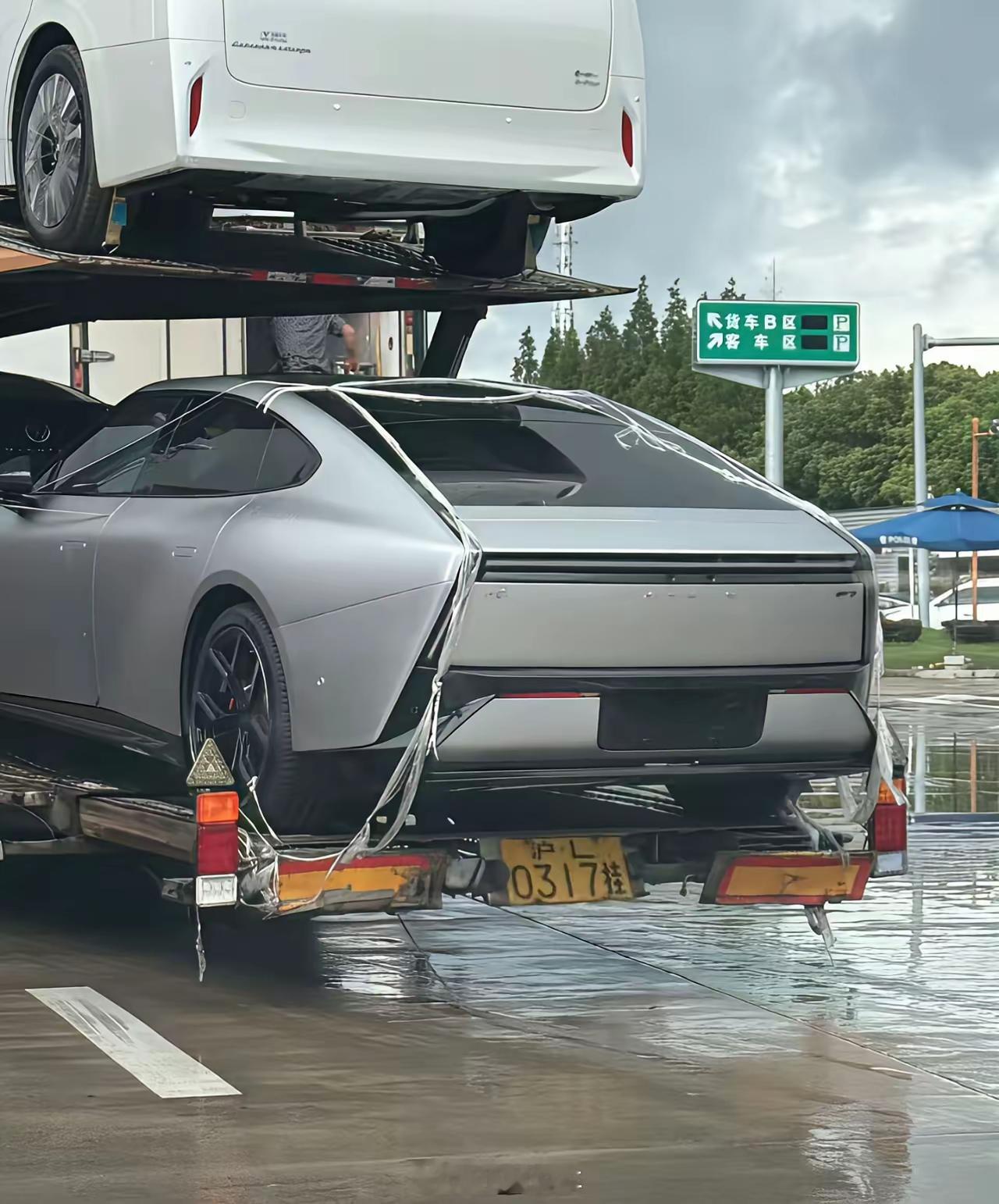 小鹏新款P7实车：造型挺科幻 挺夸张新款小鹏P7开始往全国发运了这意味着新款小鹏
