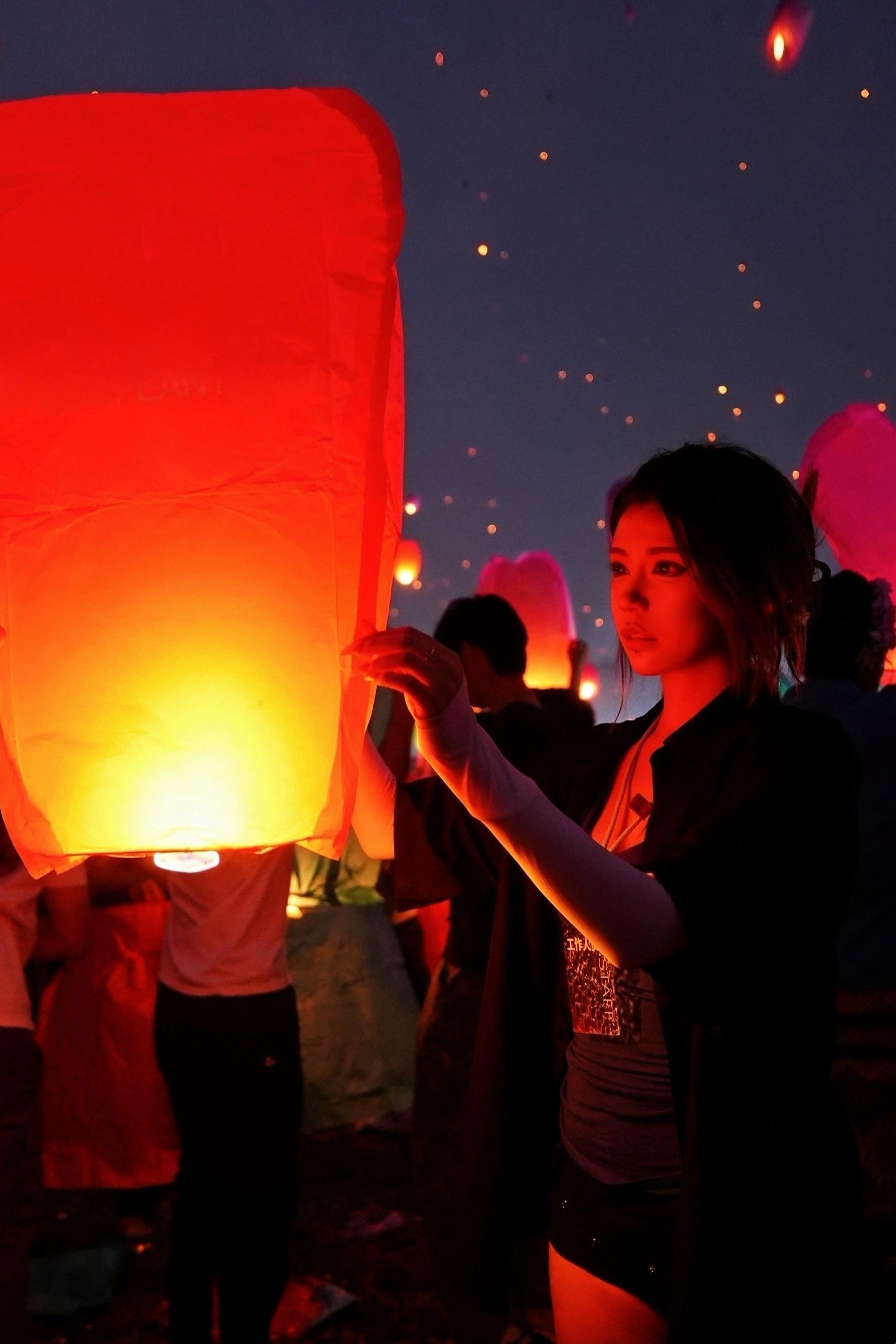 孔明灯 西双版纳孔明灯 万人天灯祈福 天灯节 快乐的红烧茄子