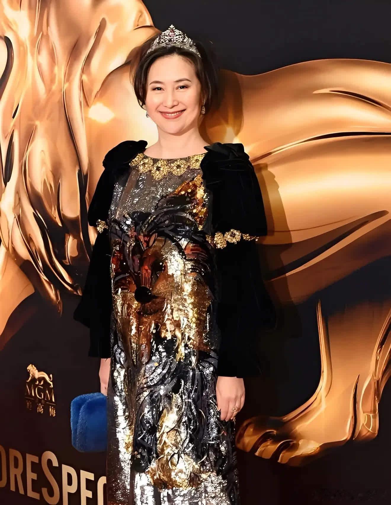 1992年，陈百强吞药自尽，昏迷17个月后去世，已为人妻的何超琼，不顾规矩和家人