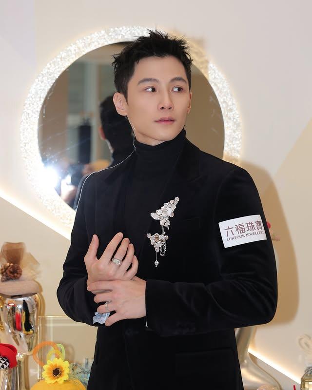 他是香港著名影星汤镇业和第一任妻子姜坤所生的儿子，今年已经29岁，2017年美国