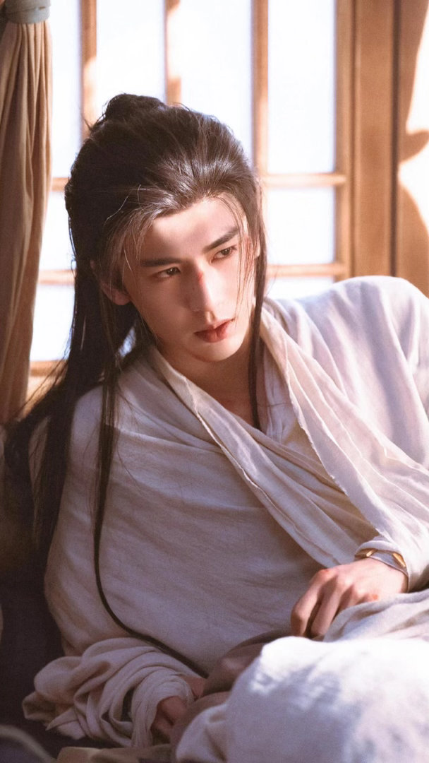 谁把张凌赫弄天上去了 谢征在《逐玉》里骑马打仗那么威风，结果张凌赫本人在潍坊被风