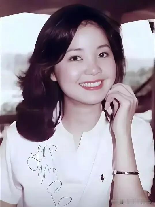 三位年轻时候都是80年代红极一时的大明星，相比之下，你觉得谁的颜值最高呢？邓丽君