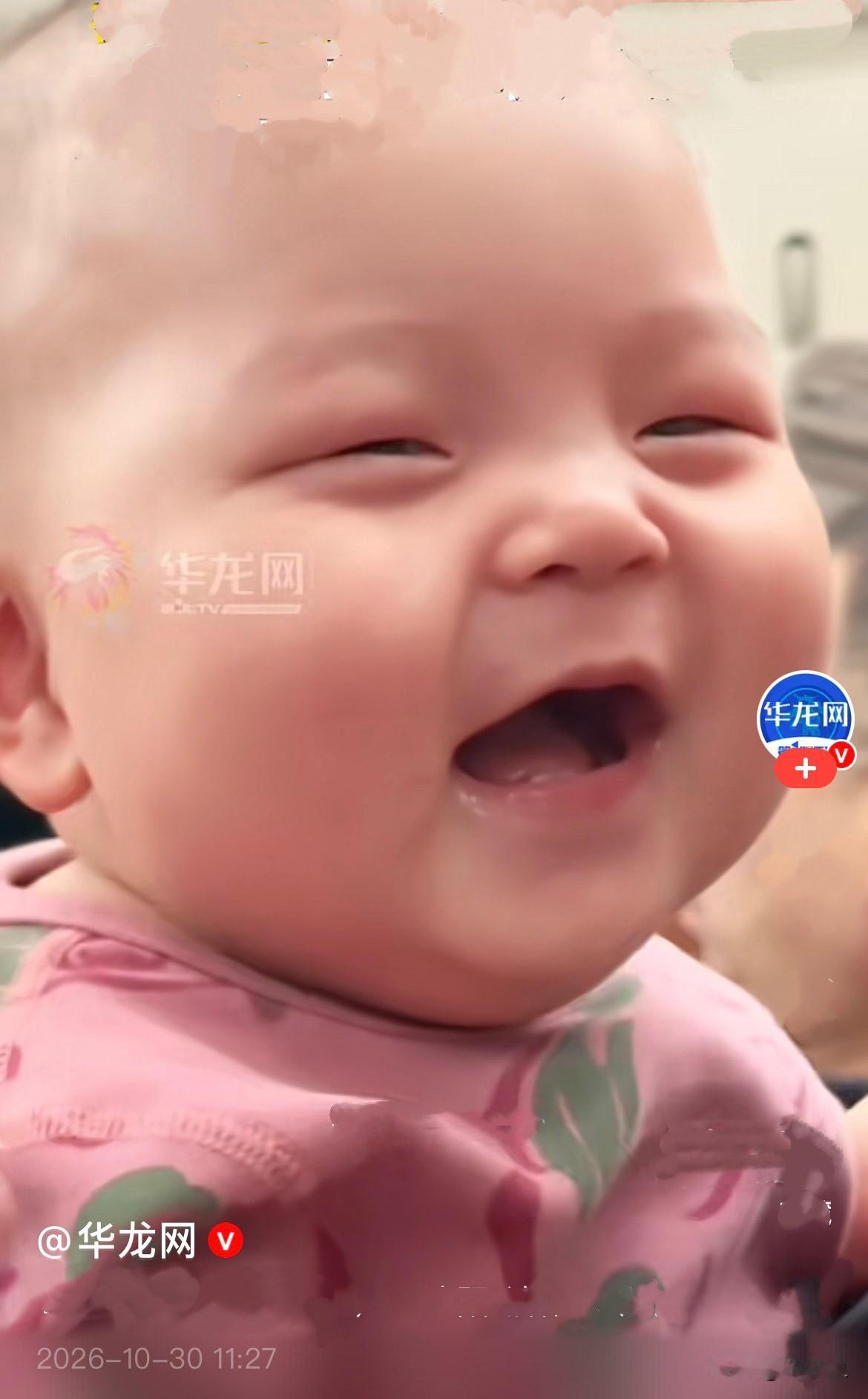 哈哈，太可爱了……
近日，一趟沈阳开往济南的高铁上，
宝爸、宝妈带着8个月大的宝