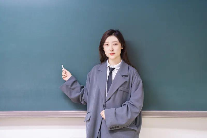 天津一女班主任在办公室批评男生，问其父亲工作后，话里透露出对他家境的看法。男生虽