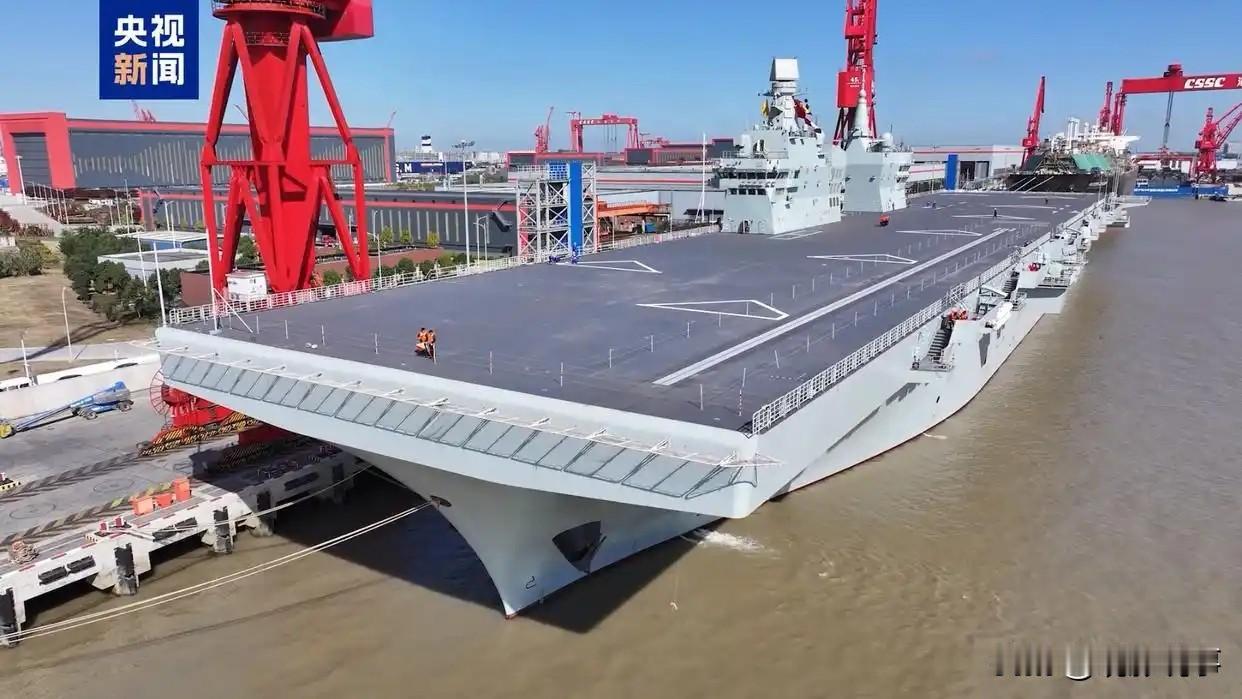 14日上午，我国076型两栖攻击舰首舰——“四川”号，在上海沪东中华造船厂码头解