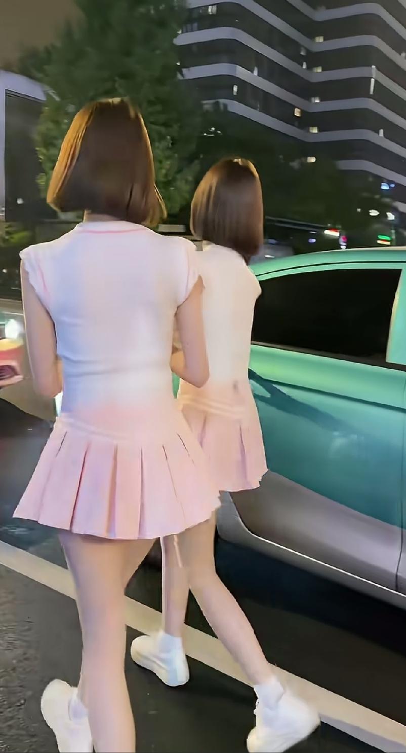 双胞胎姐妹花在同一个地方上班，老板是怎么分得清的？
同样都是齐耳短发，同样的T恤