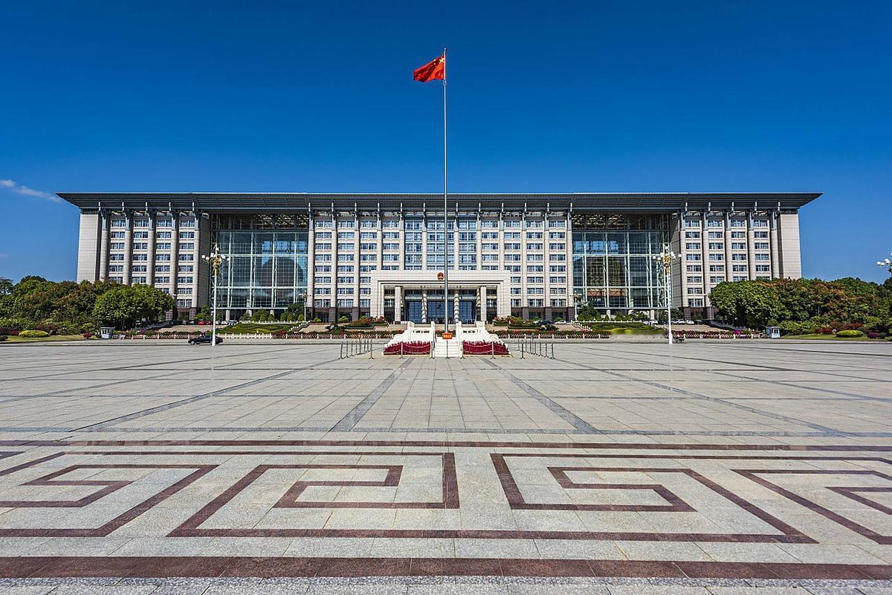 一句问话让领导知道你能堪大用

1、当领导问你是否在场时，低情商的回答可能是“在