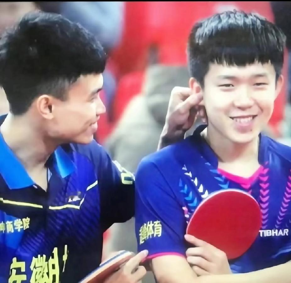 大头的耳朵又“遭殃”了！😂
 
翻出这张老照片，瞬间梦回青涩时光。
 
看看周