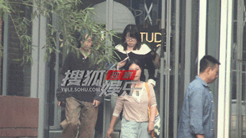 周笔畅蓝发录音棚收工后乘车离开路透图 ​​​
