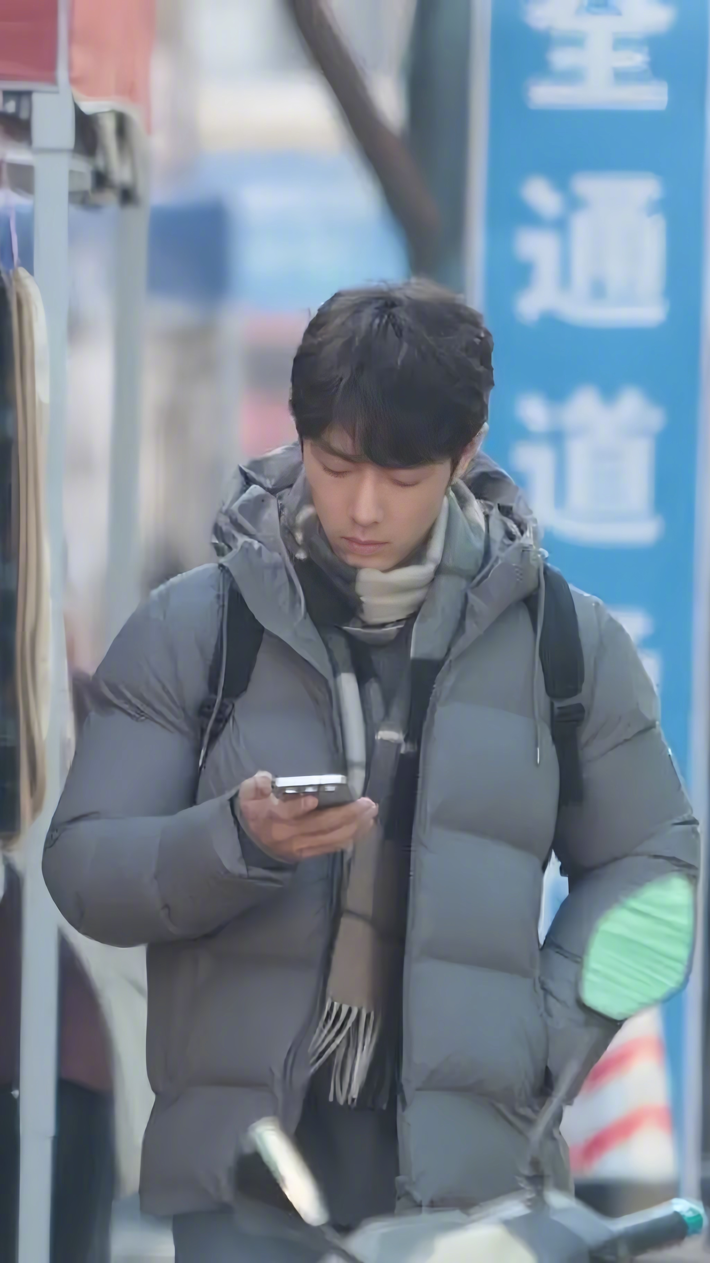 《小城良方》路透🈶了！服化接地气，肖战状态完美融入小城生活，期待落魄天才医生返