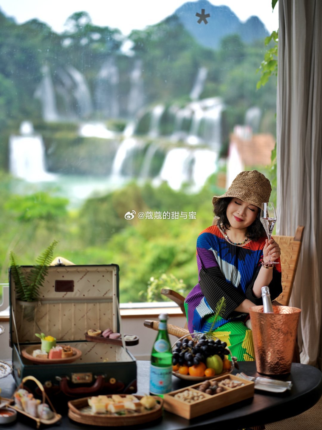泛棹明仕河，峰林如黛，碧水含光。怎能错过【崇左秘境丽世竹筏下午茶】，于山水画卷间