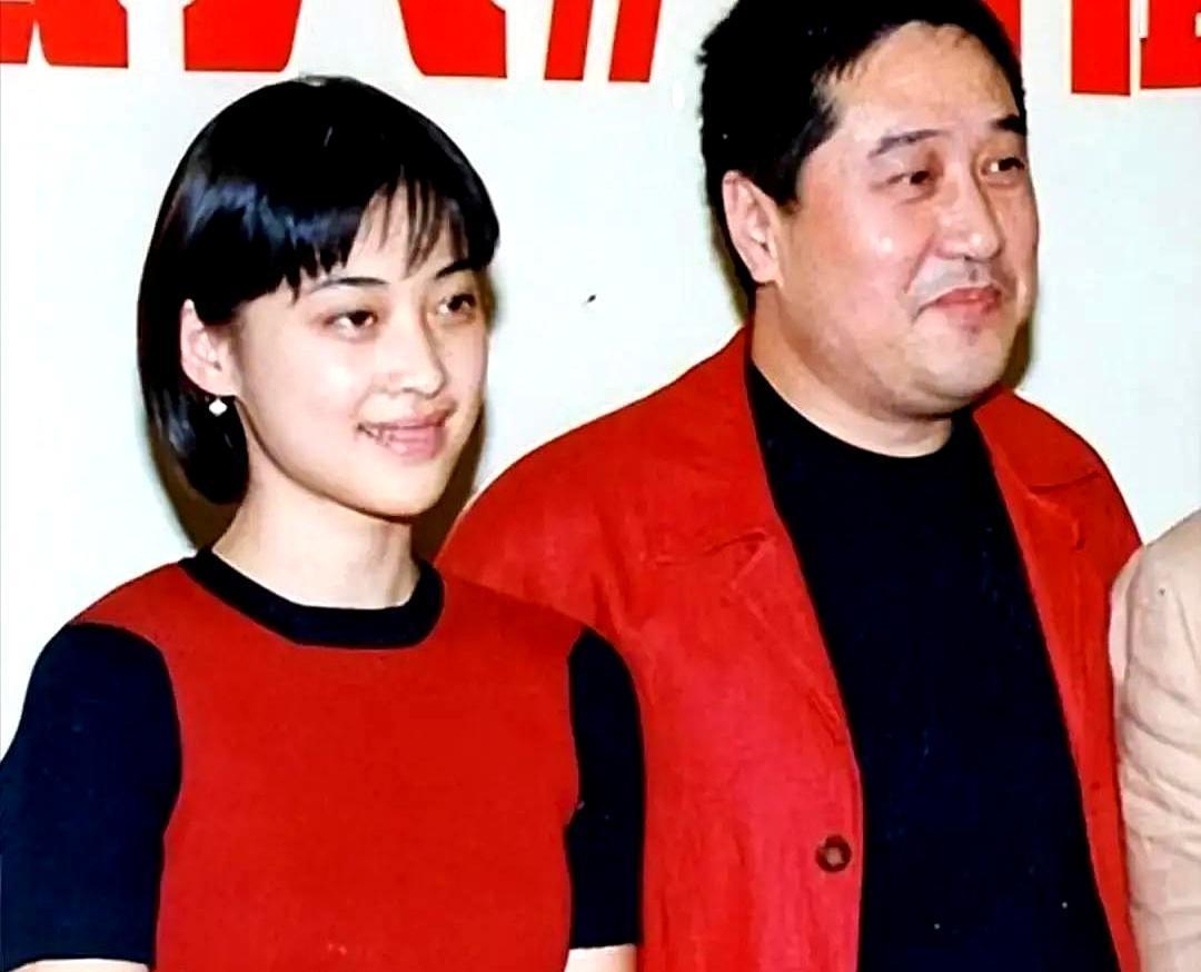 化妆间那束镁光灯，曾照亮过多少梦想，也曾见证过多少隐秘的转折。
在某个“夏夜”，