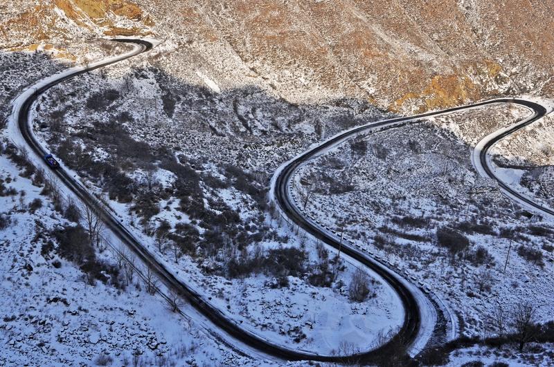 2026年元旦抒怀
寒酥漫舞靓尘寰，三元喜讯贺祥年。
银蛇呼啸辞凡世，玉马奔腾跃