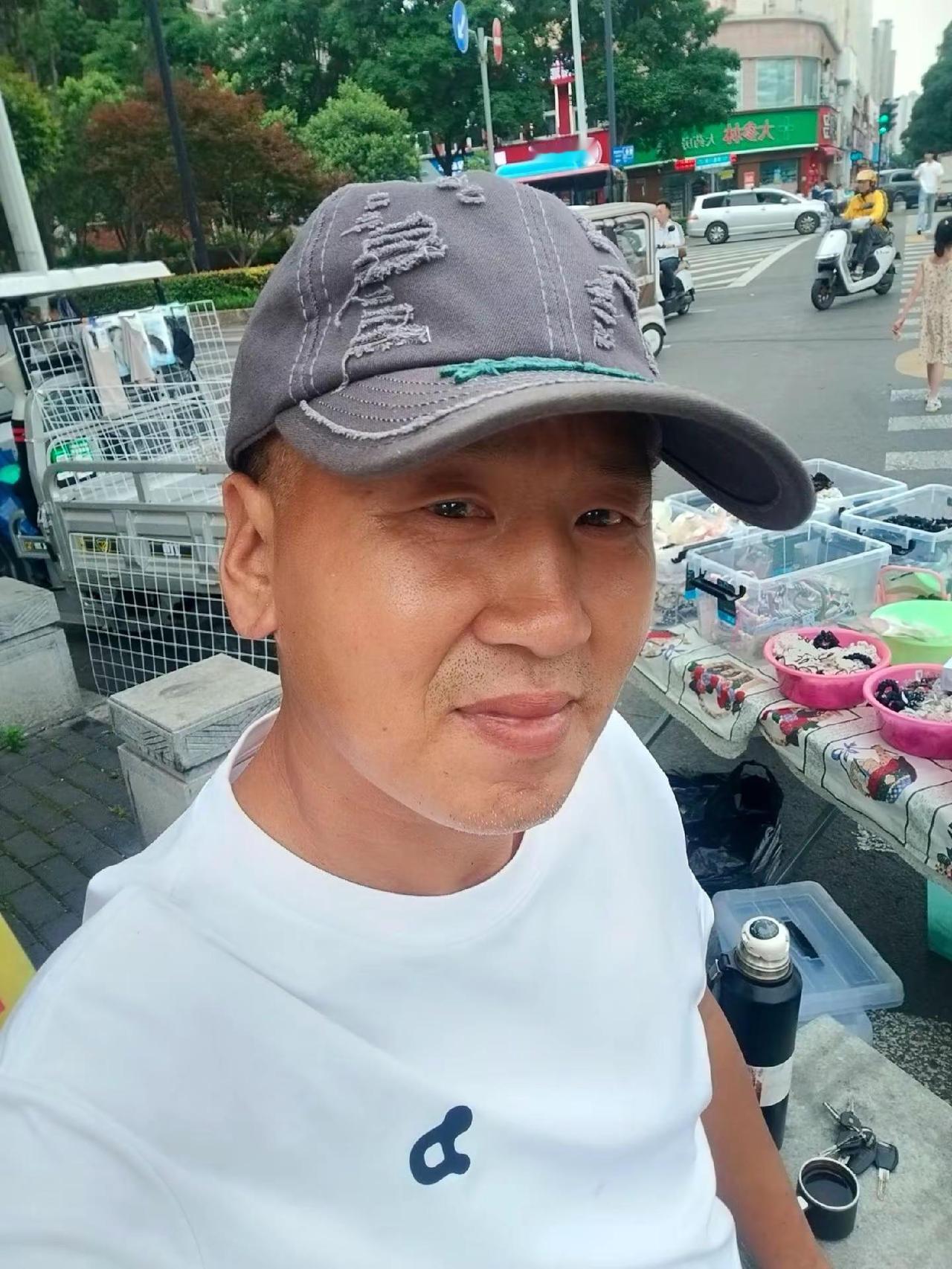 今天有个阿姨说你这帽子破了，还拿出来卖，没办法自有自己戴了