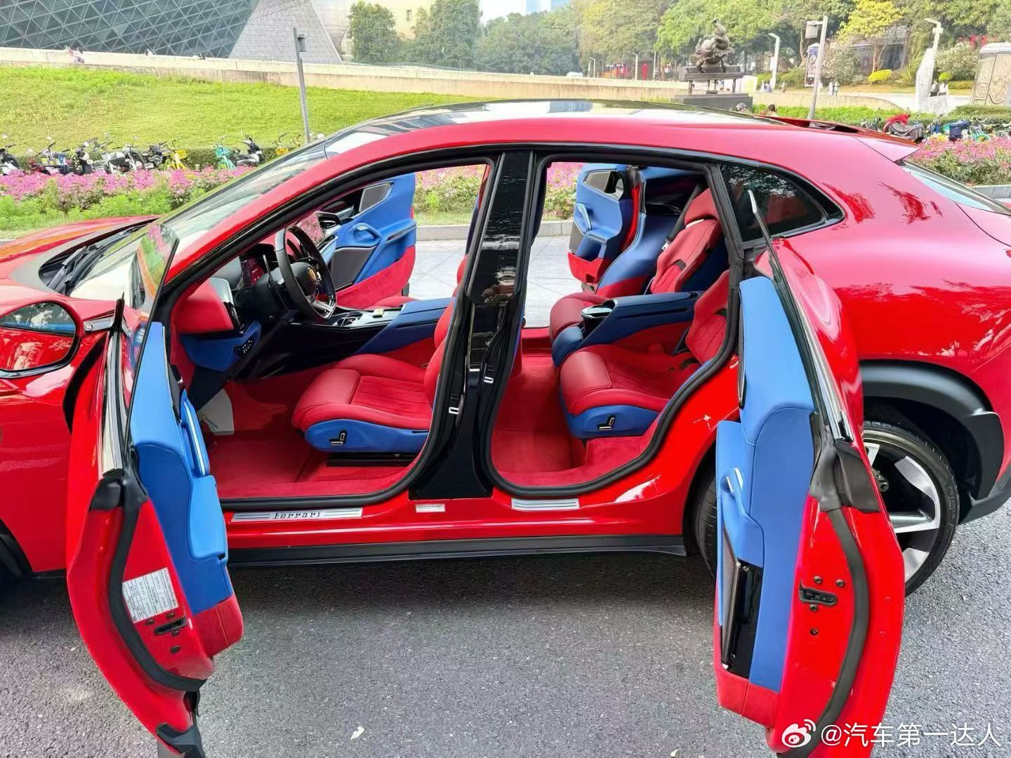法拉利 Purosangue ，Rosso Ferrari红 蜘蛛侠配色内饰【红