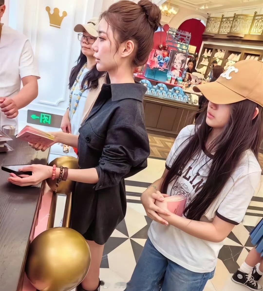 马筱梅自曝大S孩子叫她阿姨马筱梅在直播中透露大S一双儿女在家称呼她阿姨“本来他们