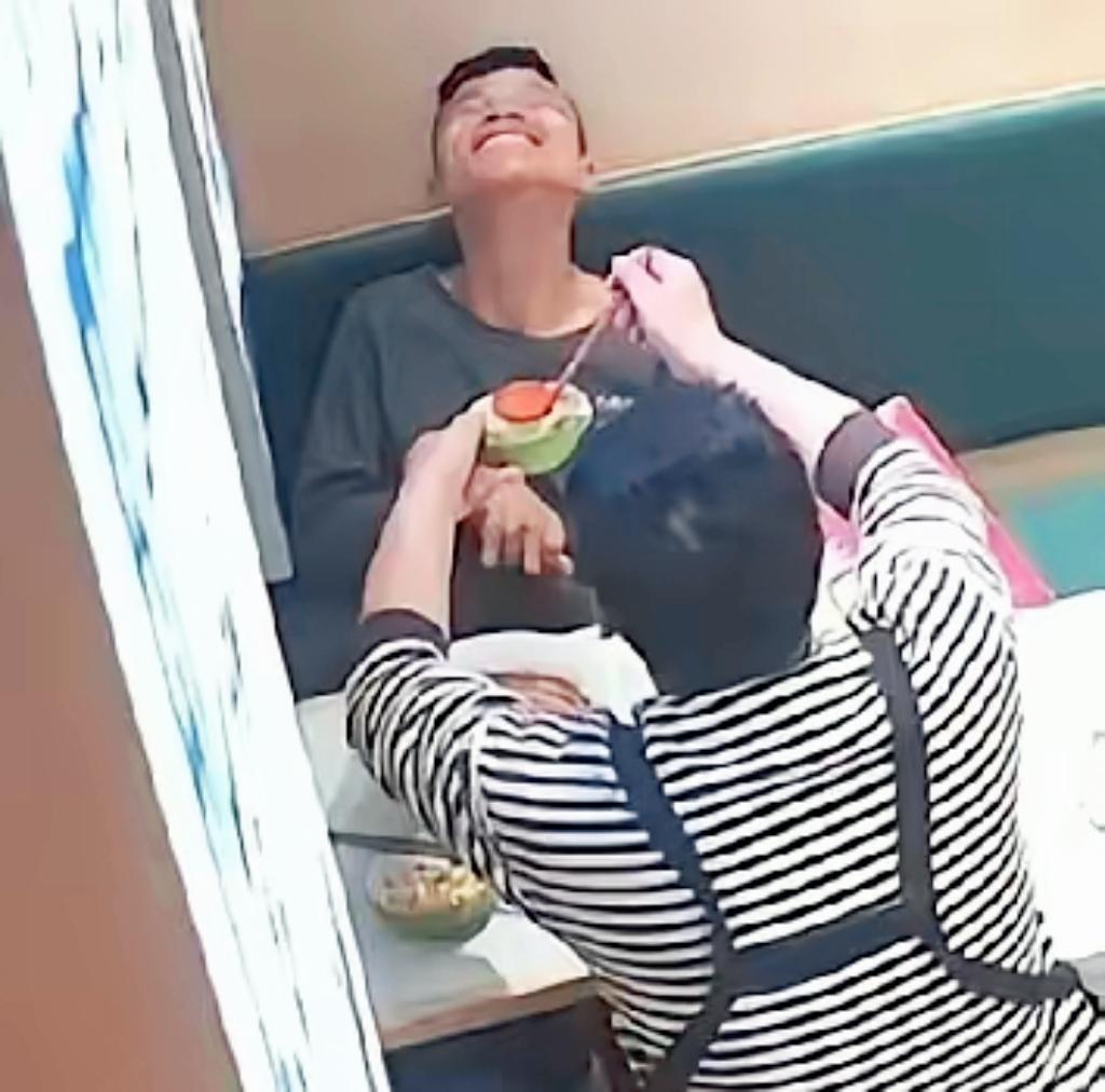 这一幕，看哭了！近日江苏宿迁，一脑瘫小伙走进面馆点餐，服务员照常热情相迎，然而当