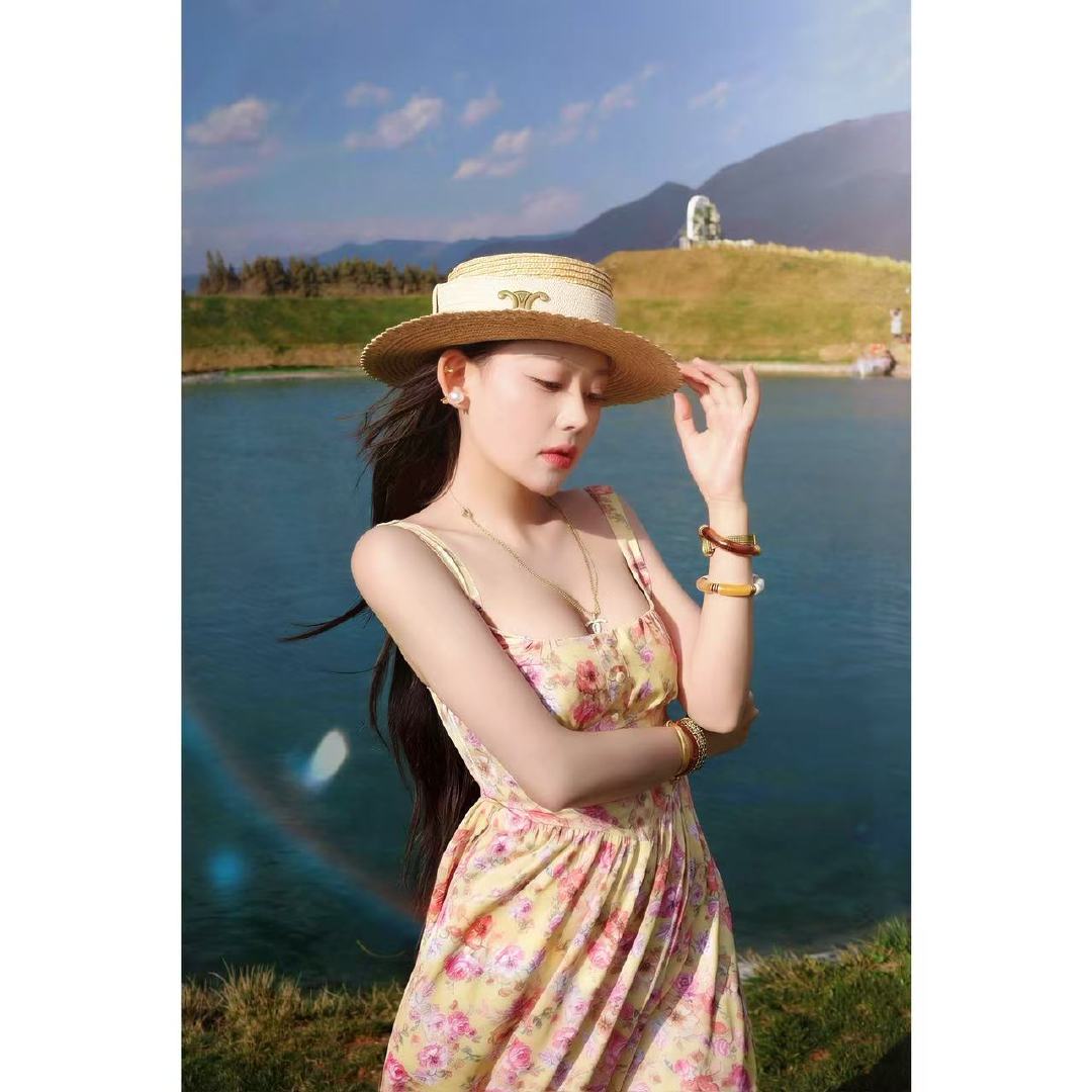 麻辣女人【花团锦簇】法式气质方领修身碎花度假连衣裙，方领露锁骨收颈线、收腰掐出沙