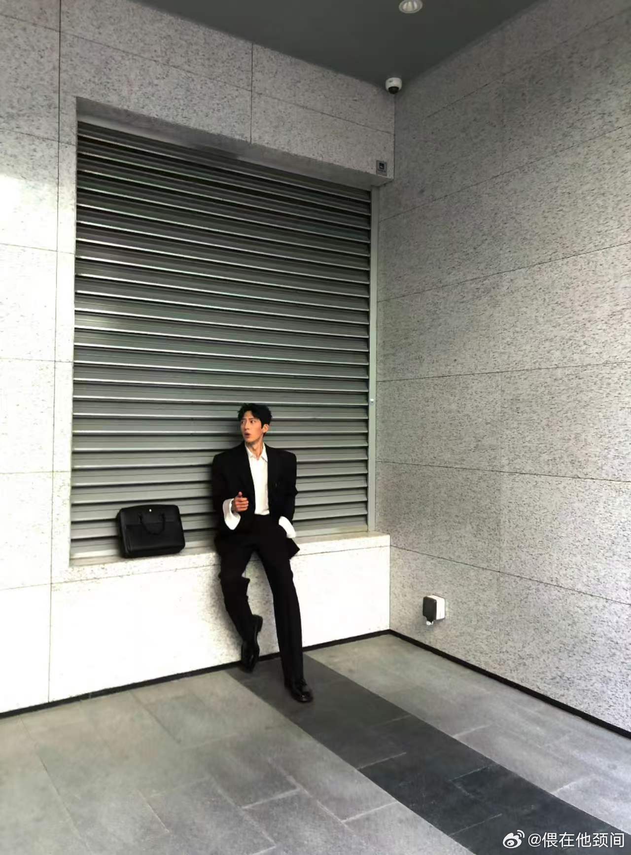 井柏然把秀场穿到Luke身上 把秀场的巧思内化到角色身上，不刻意说教，用视觉直观