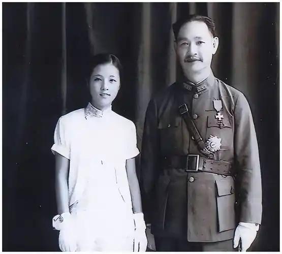 她17岁嫁给56岁将军，婚后生育16个孩子，1996年离世葬入八宝山。1938年