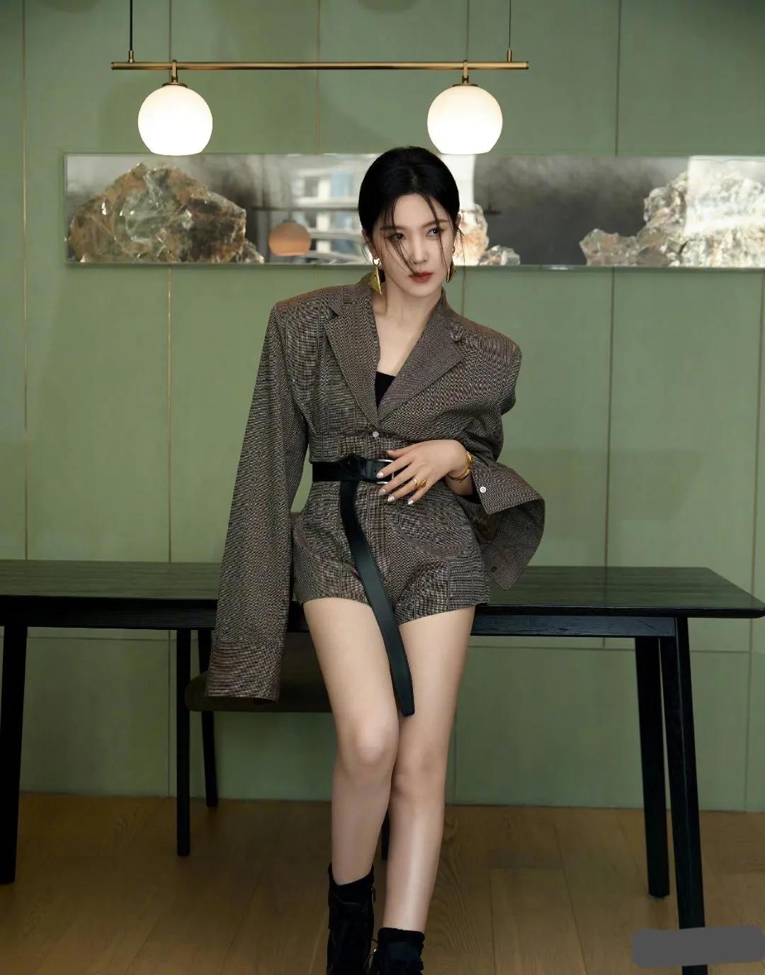 杨子珊的长腿魅力无法抵挡，纤细笔直的线条让人眼前一亮，真是美不胜收。