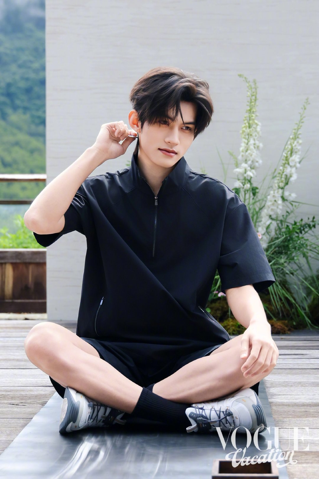 VOGUE山谷假日的清晨，是从一场哈他瑜伽开始的。、、迎着山谷的微「风」，在舒缓