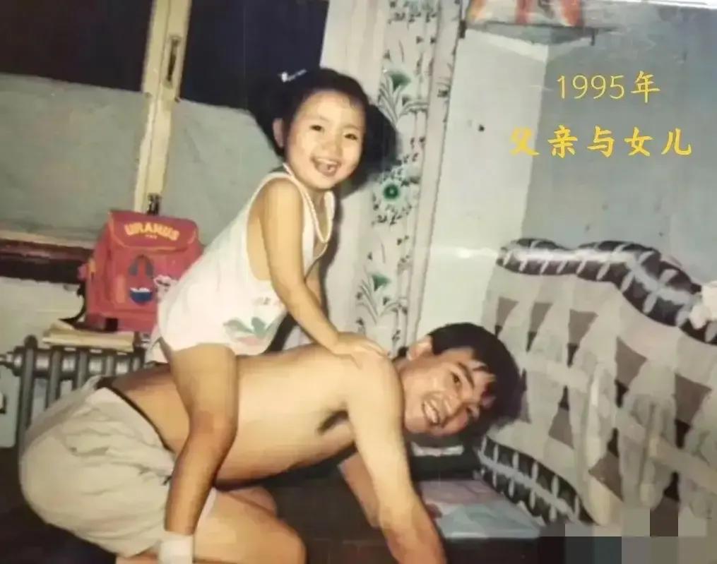 30年前驼的是女儿，30年后驼的是外孙女，时光在肩头流转，爱从未改变！