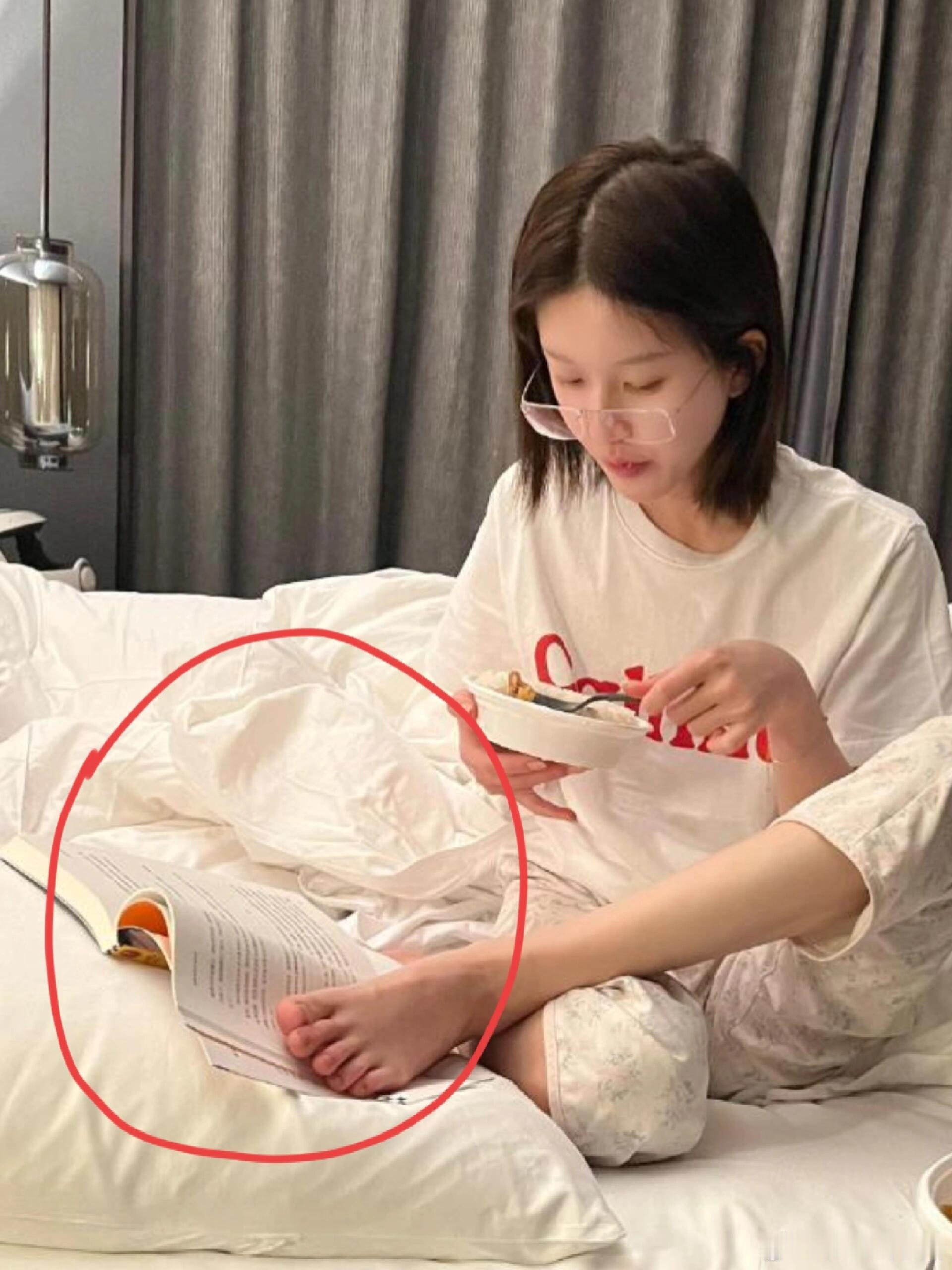 于正刚和赵露思聊了一小时 赵露思脚底下这本书居然是余华老师的赵露思最新营业照，在