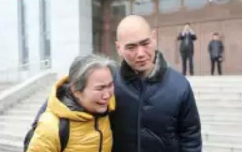 2005年，山东一个16岁少年被警察带进审讯室，要他供认强奸杀人的案情。少年吓坏